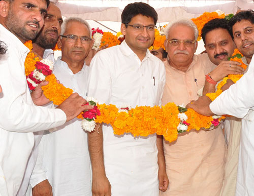 सांसद दीपेंद्र सिंह हुड्डा व महम के विधायक आनंद सिंह दांगी को बड़ी फूलमाला पहनाकर उनका स्वागत करते हुए खरैंटी  गांव के ग्रामवासी।
